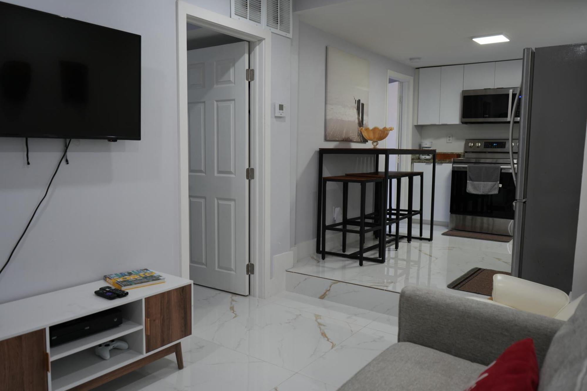 Charming Two Bedroom Apartment. ไมอามี ภายนอก รูปภาพ
